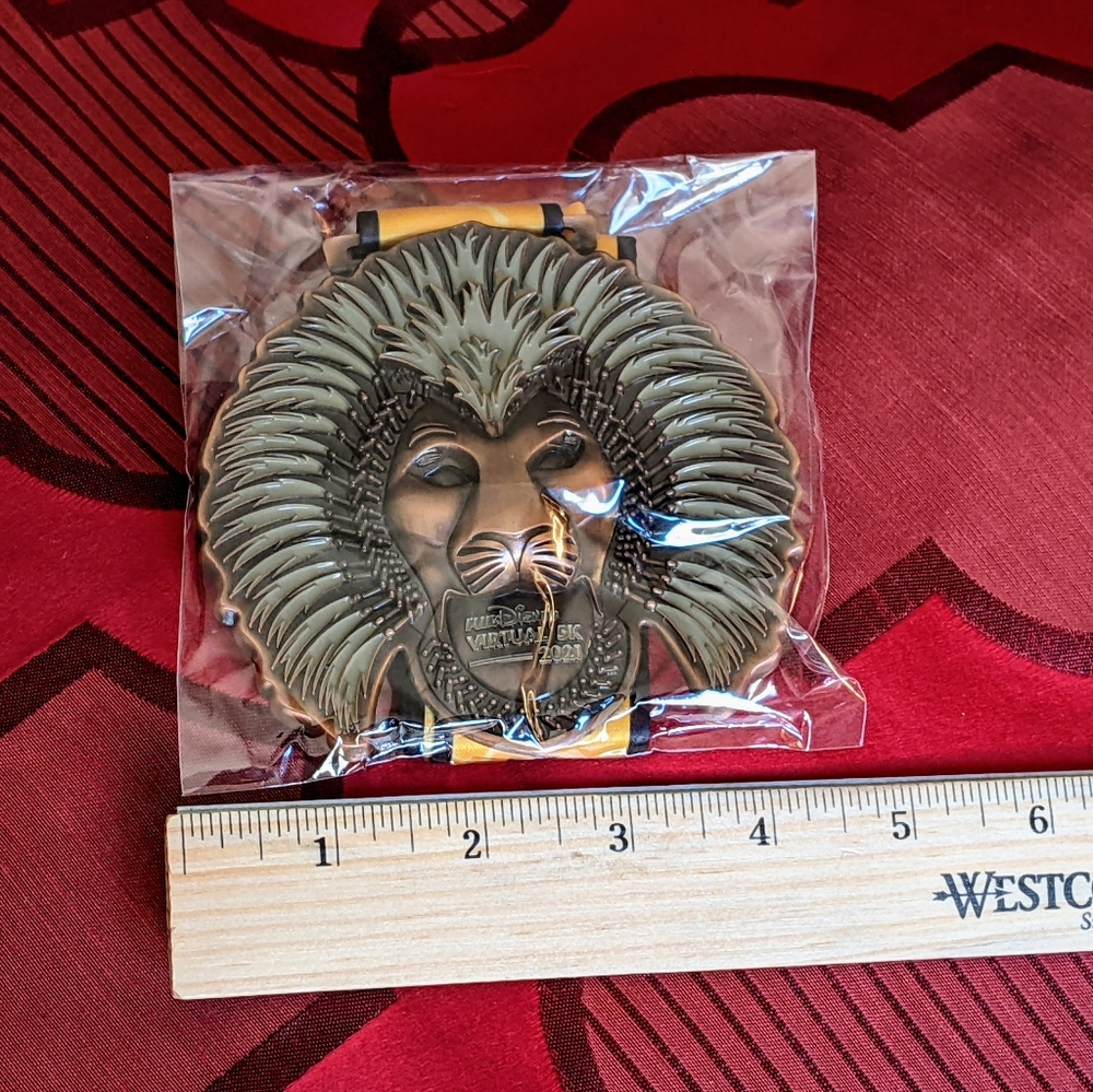 NWOT/NIB Lion King Award Medals and Pin Set, 2021 runDisney 5K Virtual Challenge - Picture 15 of 16